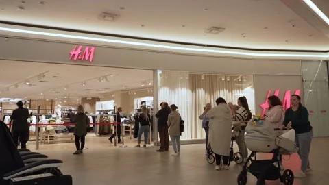 Queue waits to enter HM store during black friday. Video stock 246961961