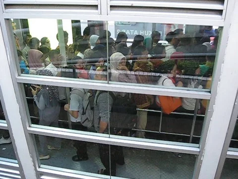 Queueing for Transjakarta bus 库存影片 76700217