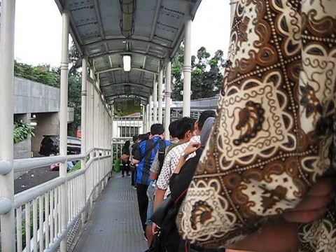 Queueing at Transjakarta bus halte 库存影片 76700219