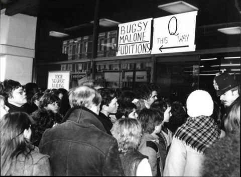 The Queues For The Auditions For Bugsy Malone Foto stock