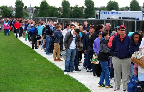 Queues For Non Ticket Holders On The Third Day Of Wimbledon. Stock Photos