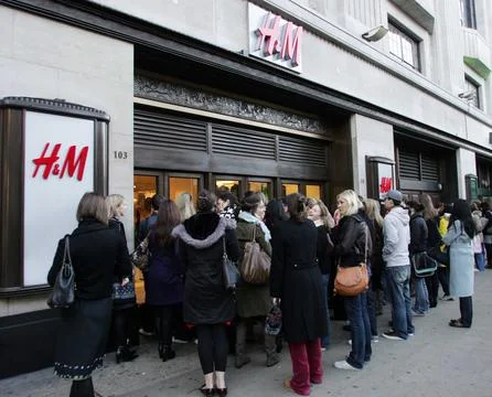 Queues Outside As H&amp;m Launch Their Viktor &amp; Rolf Fashion Line At Kensington High Foto stock