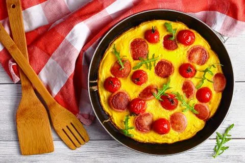 Quick and easy breakfast- omelette with sausages Foto stock