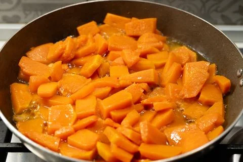 A quick and easy side dish: pan-fried pumpkin. Stockfoto's
