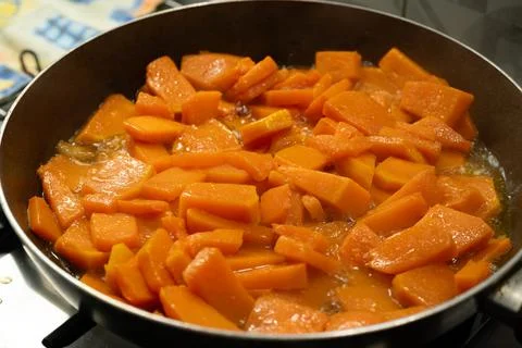 A quick and easy side dish: pan-fried pumpkin. 库存照片