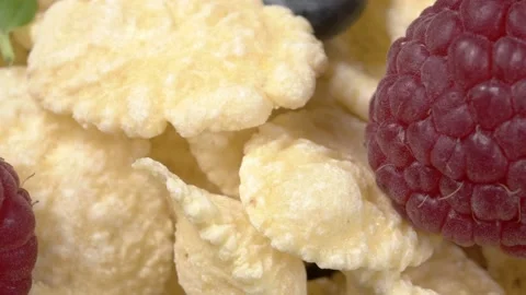A quick breakfast. Corn flakes and fresh berries close-up. Extreme macro. Видео 141795096
