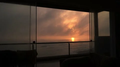 Quick camera of a beautiful sunset on the beach from a terrace in a beach house Video stock 194500269