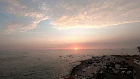 Quick camera of a beautiful sunset from a beach house of the sea and the waves Video stock 195967612