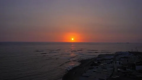 Quick camera of a beautiful sunset with the bright yellow round sun on the Stockbeeldmateriaal 194500740