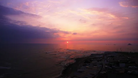 Quick camera of a beautiful sunset with purple and orange sky dropping the sun Видео 193074966