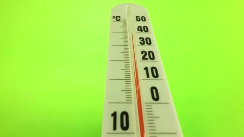 Quick cooling, the thermometer drops from a temperature of +42 to + 13 degree 库存影片 131097303