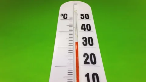 Quick cooling, the thermometer drops from a temperature of +33 to + 15 degree 库存影片 131097642