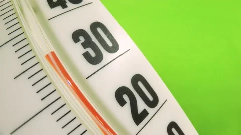 Quick cooling, the thermometer drops from a temperature of +36 to + 22 degree 库存影片 131097643