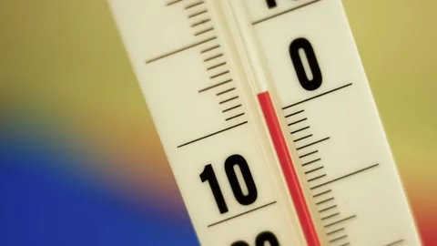 Quick cooling, the thermometer drops from a temperature of 0 to - 13 degrees 库存影片 131098866