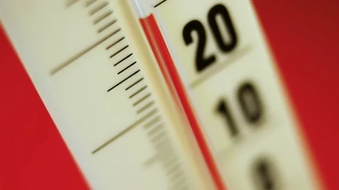 Quick cooling, the thermometer drops to a temperature of 0 degrees 库存影片 131098985