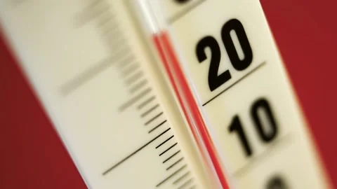 Quick cooling, the thermometer drops to a temperature of 10 degrees 库存影片 131099047