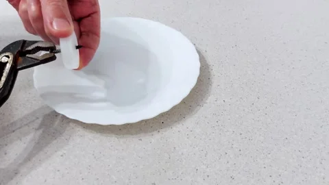 Quick Fix: How to Insert Red-hot Screw into Plastic Cap Safely Vidéo 318579034