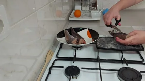 Quick Hack: Trimming Frozen Fish with Scissors Video stock 305304080