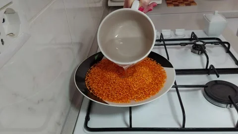 Quick Lentil Prep: Soaking for Perfect Recipes Video stock 304051920