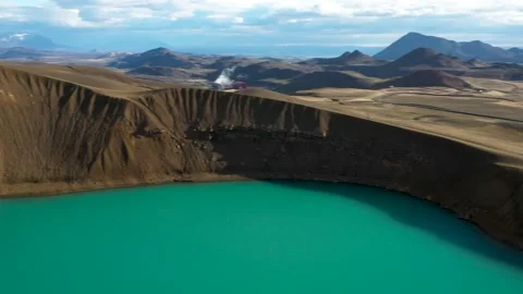Quick panoramic view of volcanic lake with turquoise water Vídeos de archivo 149043043