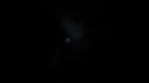 Quick shot of the bright moon at night with the clouds rushing past and Vidéo 194473523