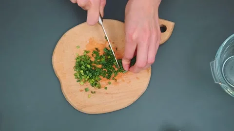 Quick slicing of green onions with a sharp knife Stock Footage 252189204