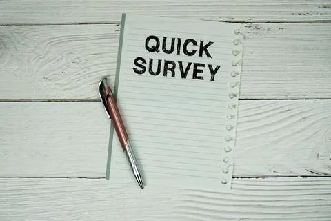 Quick Survey text written on paper with pen and magnifying glass flat lay o.. Stock Photos