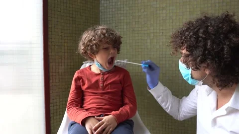 Quick test for suspected coronavirus diagnosis. Doctor taking a nasofaringeal sa Video stock 140921132