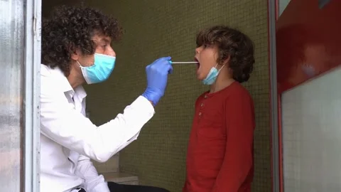 Quick test for suspected coronavirus diagnosis. Doctor taking a nasofaringeal sa Video stock 140921143