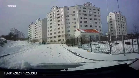 Quick Thinking Driver Reverses Away from Sliding Car Video stock 205330207
