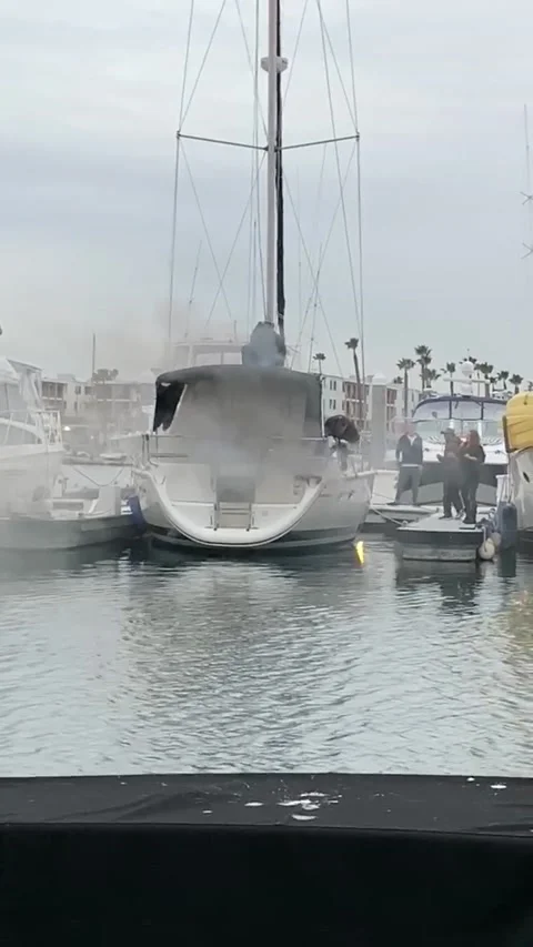 Quick Thinking Stops Boat from Burning, Marina del Rey, California, USA - 30 Nov Video stock 205199095