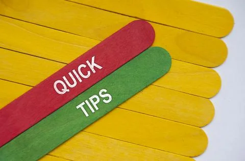 Quick tips text on red and green wooden stick. Solution concept Foto stock