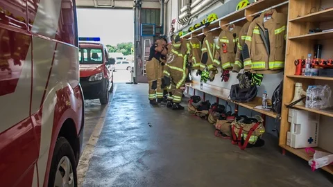 Quickly dressing in firefighters' clothes Vídeos de archivo 108305730