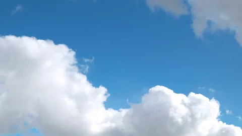 Quickly floating clouds in the blue sky Timelapse 스톡 동영상 87938600