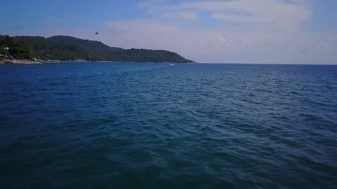 Quickly fly low over beautiful sea water, along tropical island shore Stockbeeldmateriaal 77217155