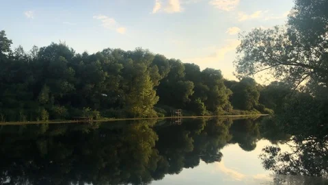 Quiet and calm river with reflection of trees Vidéo 114103889