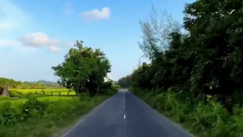 A quiet asphalt road through a beautiful rural landscape. 스톡 동영상 336424315