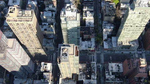 Quiet avenue and side streets across Midtown Manhattan Vidéo 128549382