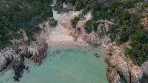 A quiet beach without people invites you to relax Vídeo Stock 147408132