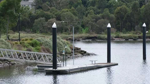 Quiet boat pontoon and floating dock on the Maribyrnong River in Melbourne Stockbeeldmateriaal 336034767