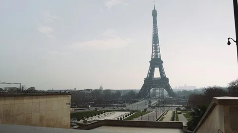 Quiet Eiffel tower view during coronavirus crisis in Paris 스톡 동영상 126753142