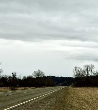 Quiet Empty Road Under Dramatic Cloudy Sky Rural Landscape Travel Concept 스톡 사진