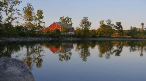 Quiet lake with a barn Vídeo Stock 68933264