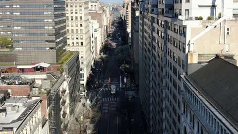Quiet Manhattan avenue canyon between prewar office buildings Vídeo Stock 127041704