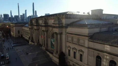 Quiet Metropolitan Museum facade and steps during the coronavirus lockdown Vídeos de archivo 127312244