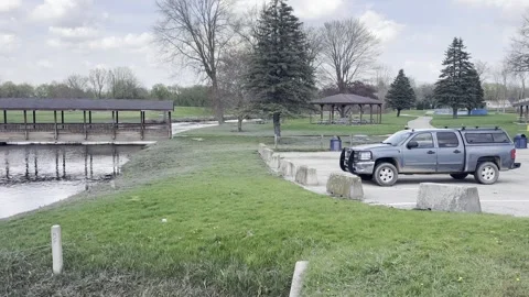 Quiet park featuring a covered bridge and parking lot. Vídeos de archivo 345113336