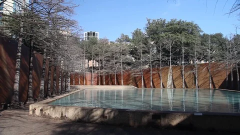 Quiet pool in downtown Forth Worth in the water gardens. Stockbeeldmateriaal 72532567