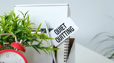 Quiet quitting message insticky note. Office background Stock-Fotos