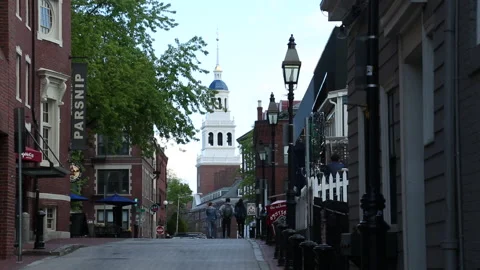 QUIET SIDESTREET IN HARVARD SQUARE Video stock 182582910
