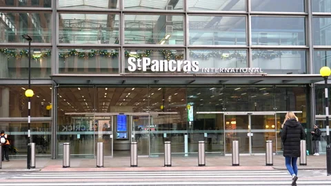 Quiet at St Pancras train station entrance Vídeo Stock 147634893